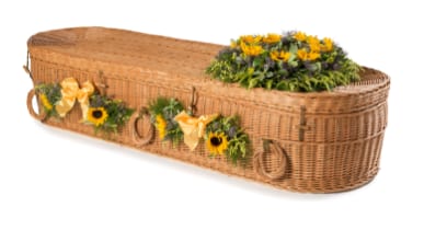 Een kist van gevlochten riet met bloemen erop