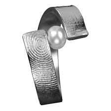 Een gevlochten leren armband met een zilveren sluiting, met een vingerafdruk erin