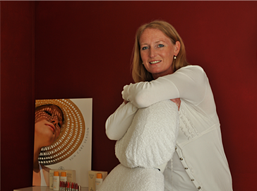 Elma de Jong in haar beautysalon in Vlissingen
