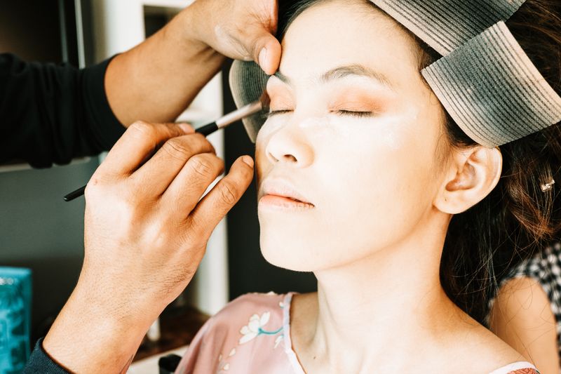 Make-up wordt met een penseel rond het oog aangebracht