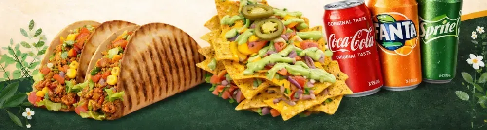 Twee vega taco's met nachos en drinken