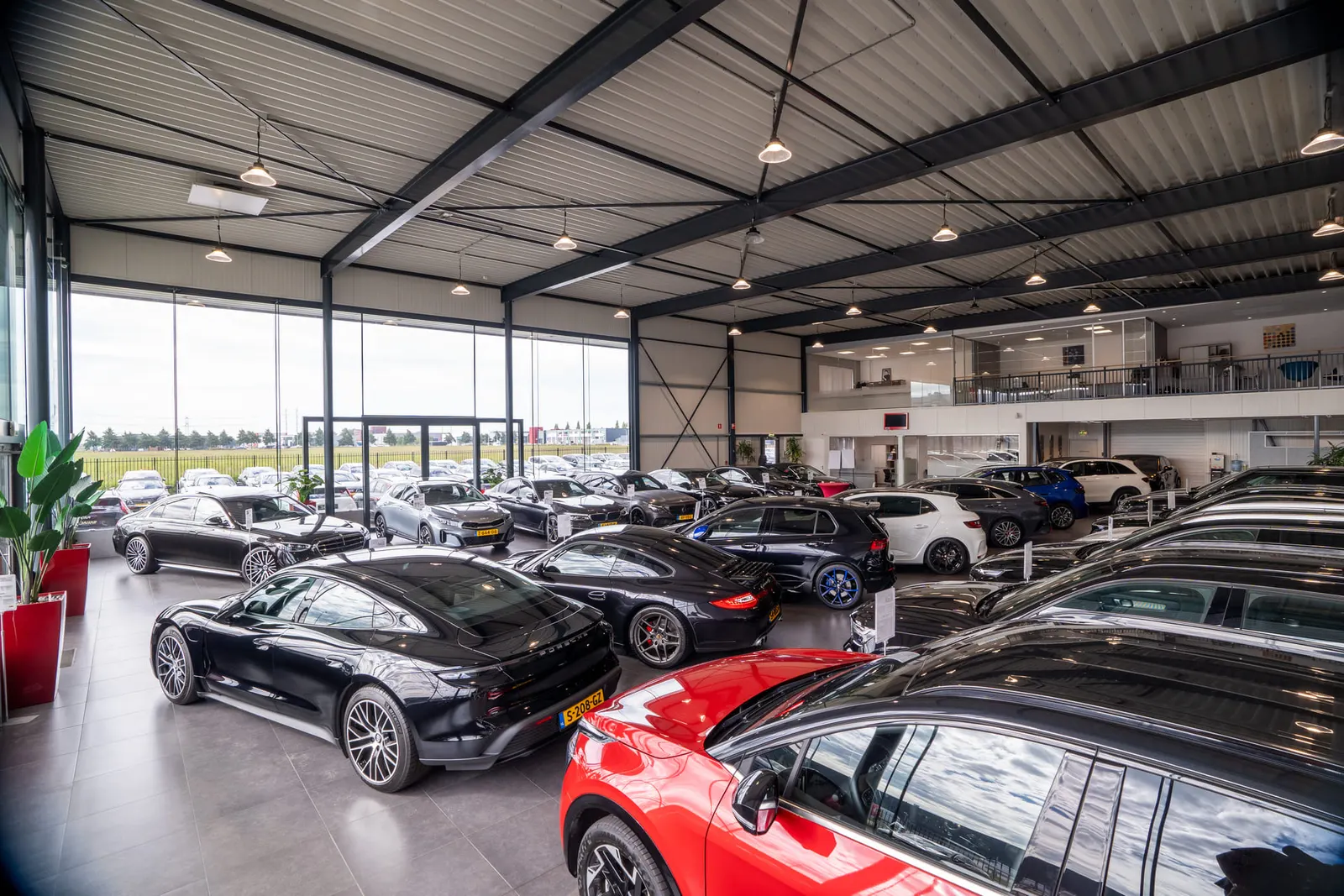 Binnen in de showroom van 600m2 van Dahab Auto's in Goes