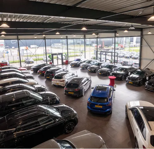 Overzicht van de showroom van Dahab Auto's vanaf de bovenverdieping