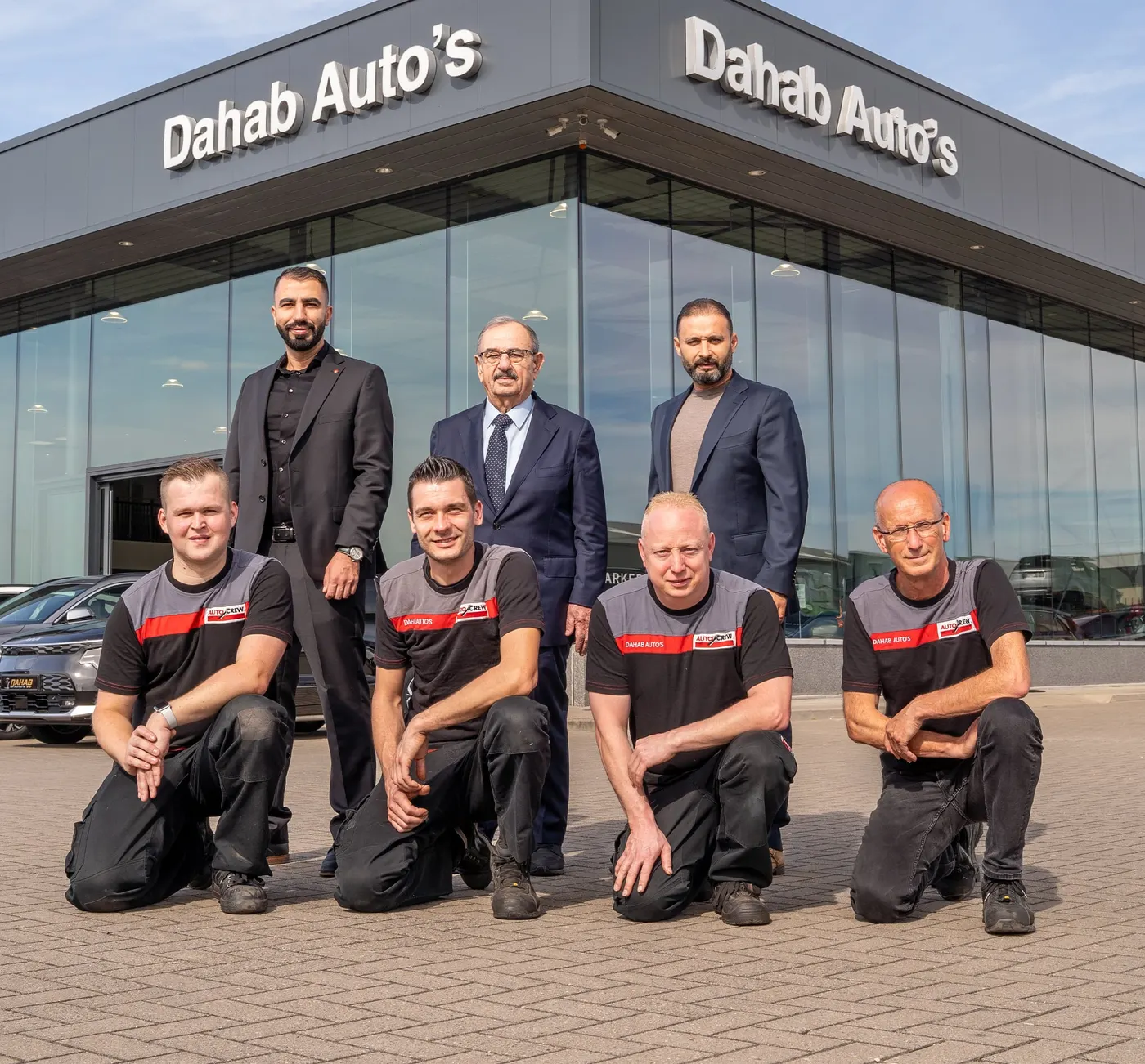 Het team van Dahab Auto's voor de showroom in Goes