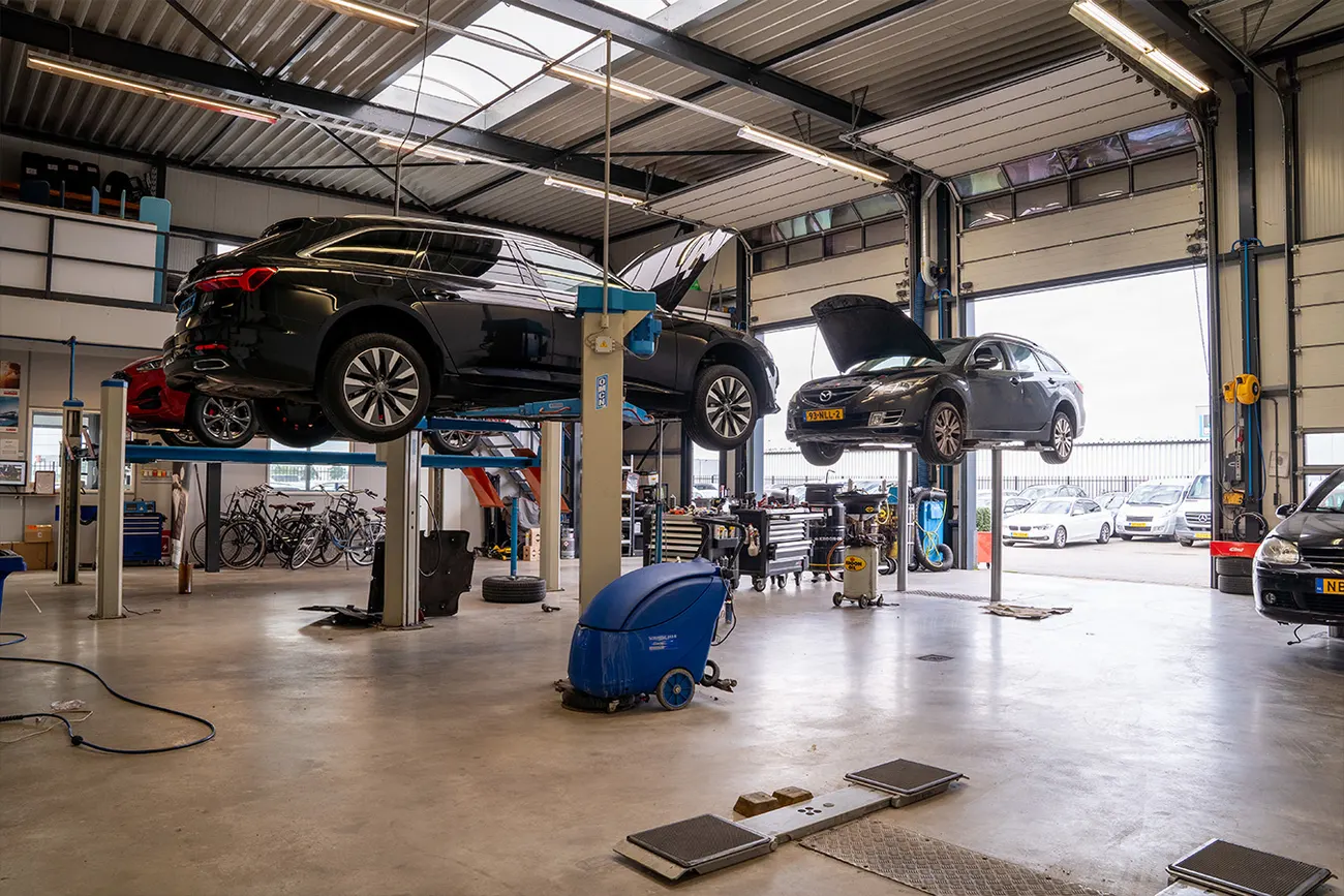 De werkplaats van Dahab Auto's met twee auto's op de brug