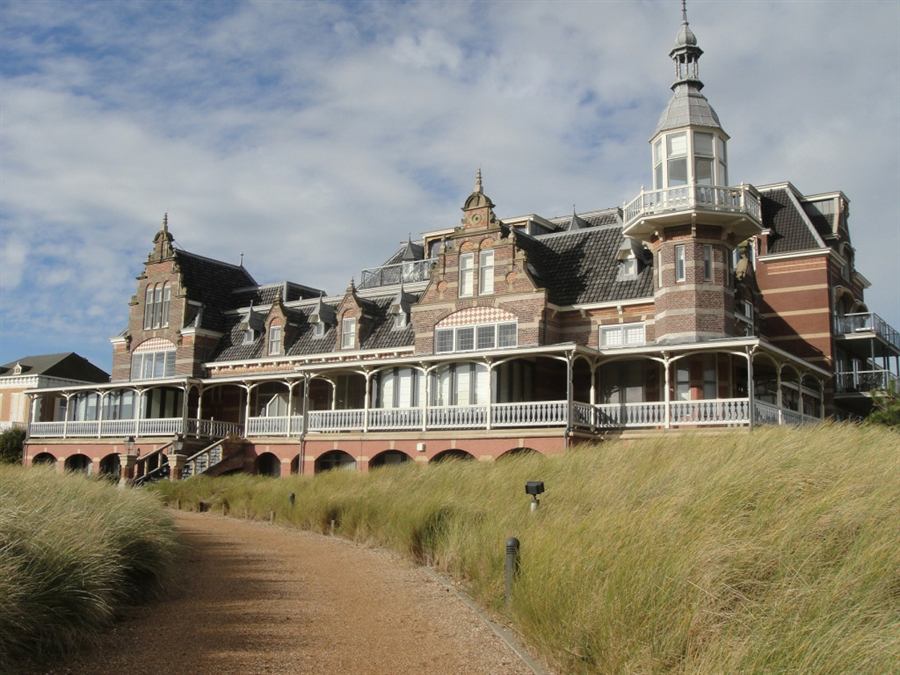 Monumentale badarchitectuur aan de duinrand van Domburg