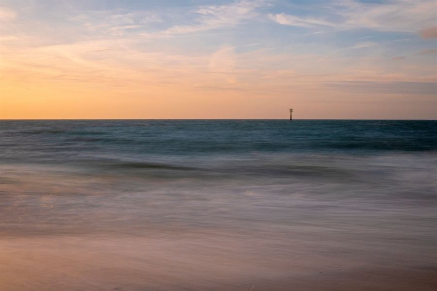 Branding van de Noordzee bij Domburg in zacht avondlicht