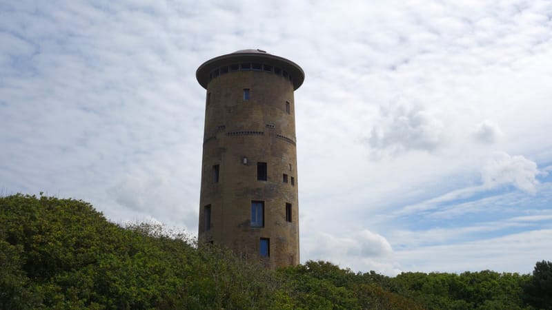 De watertoren van Domburg, boven de begroeiing van de duinrand