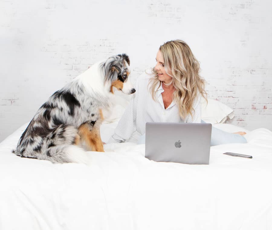 Esther Schog kijkt lachend naar haar hond tijdens het werk
