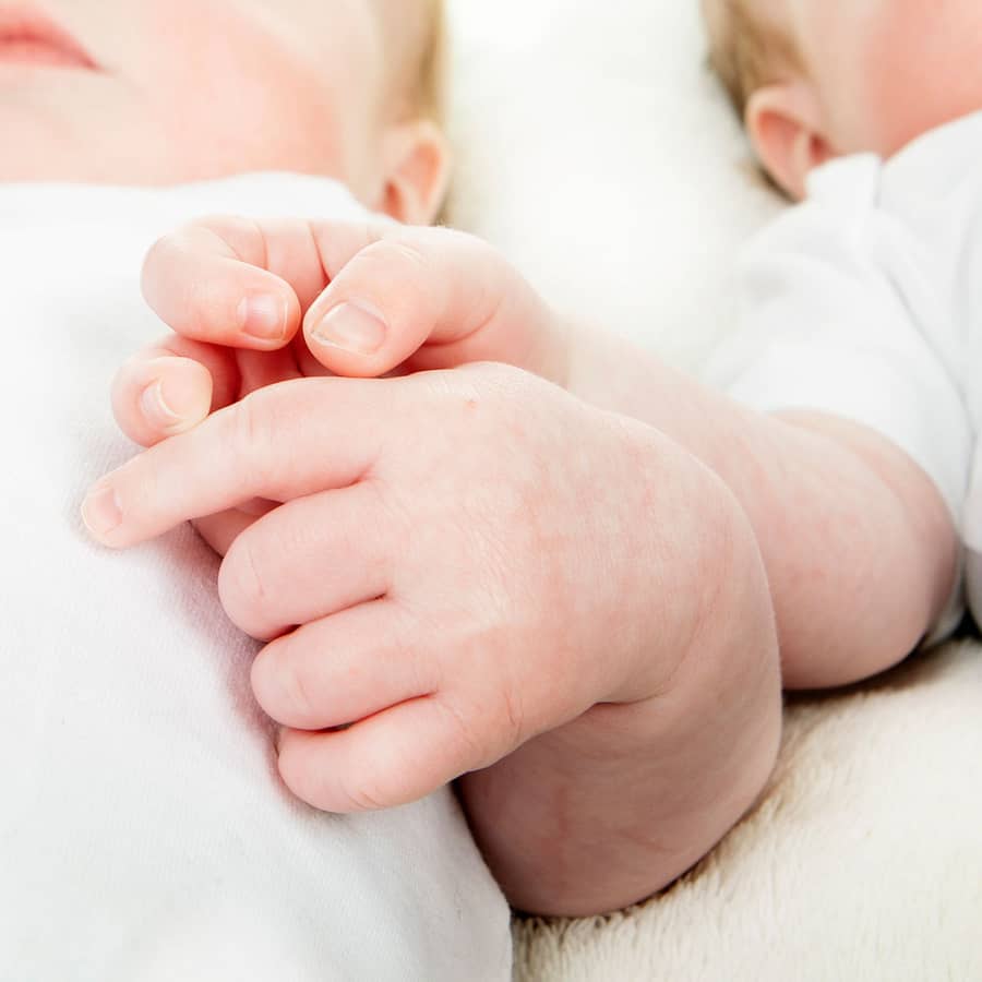 Detailfoto van de handjes van een pasgeboren baby