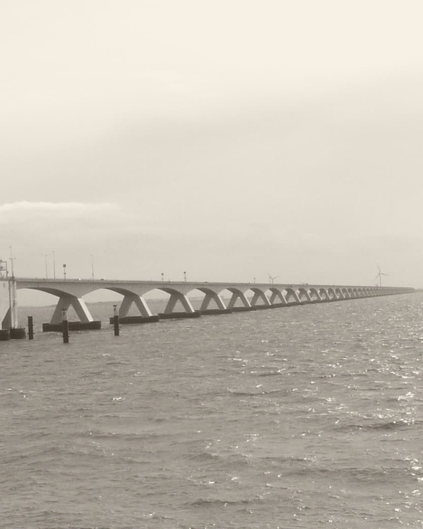 De Zeelandbrug over het water