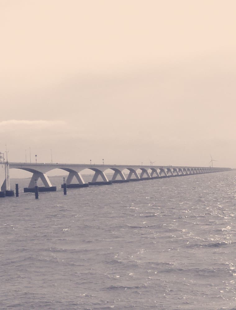 De Zeelandbrug die tot aan de horizon doorloopt