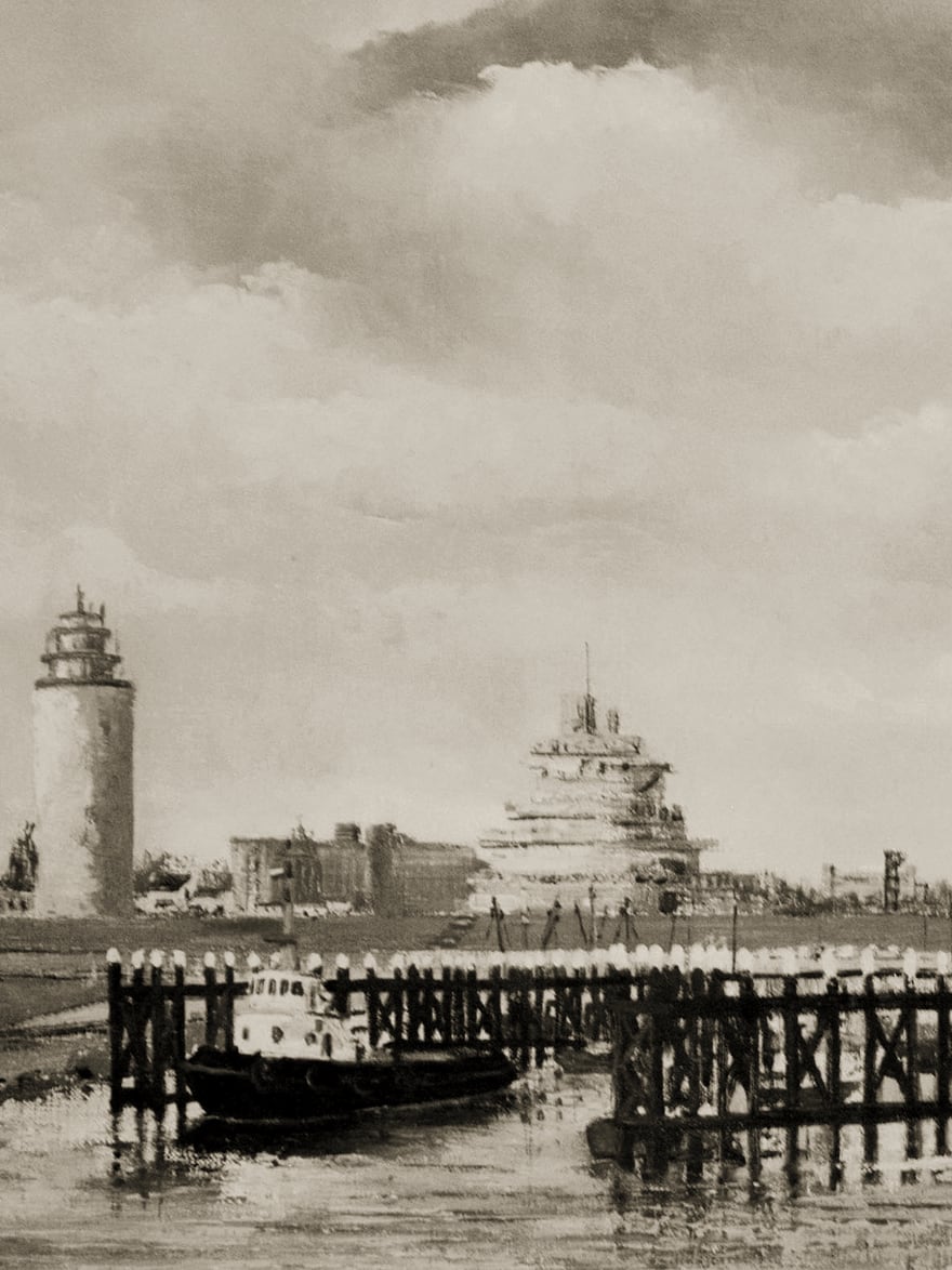 Een geschilderd havengezicht: een vuurtoren, een sleepboot bij een houten steiger en huizen aan de overkant, onder een hoge wolkenlucht.