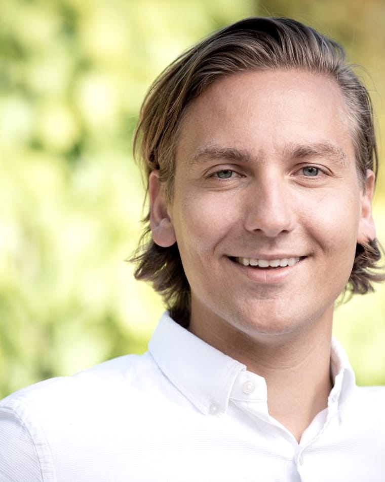 Portret van Mickey Oonk, chiropractor