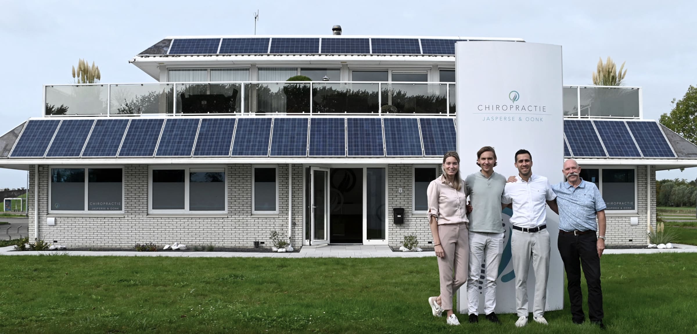 Het gebouw van Praktijk Chiropractie Jasperse en Oonk aan de Nieuwe Vlissingseweg, met vier chiropractoren voor de ingang