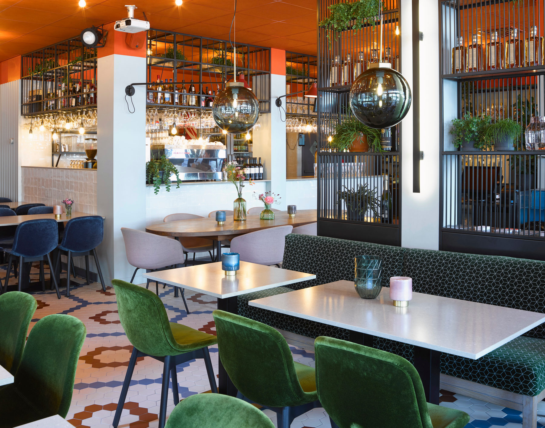 Zicht door het restaurant met zeshoekige tegelvloer