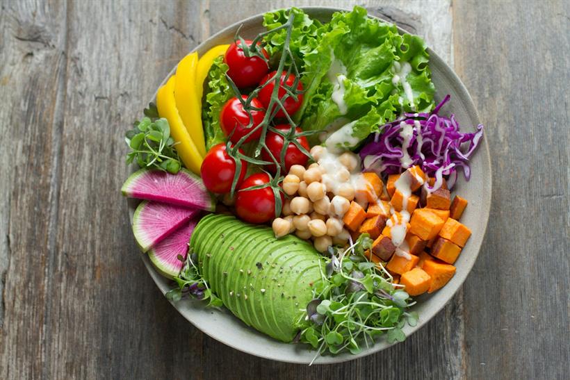 Vegan bowl met avocado en groenten