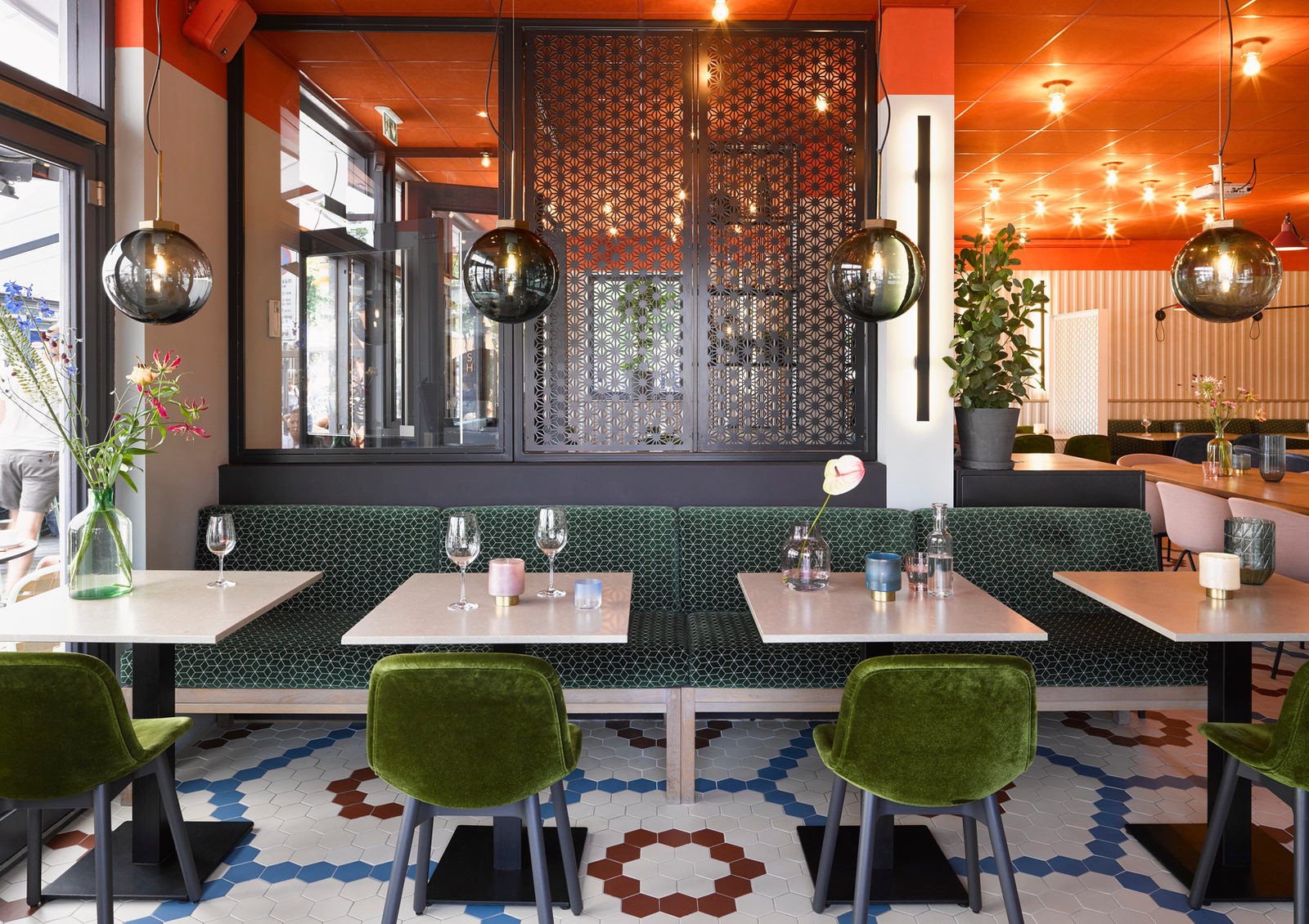 Groene banken met geometrische stof en olijfgroene stoelen