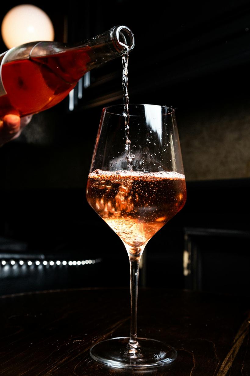Rosé wordt in een glas geschonken