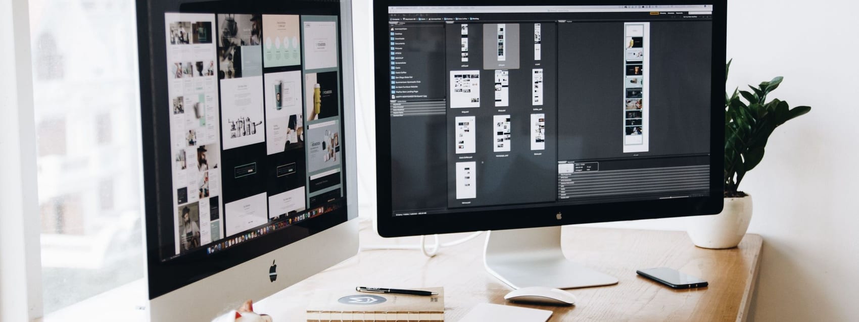 Twee schermen op een houten bureau: links een raster van paginaontwerpen, rechts een ontwerpprogramma met de pagina's van een website naast elkaar.