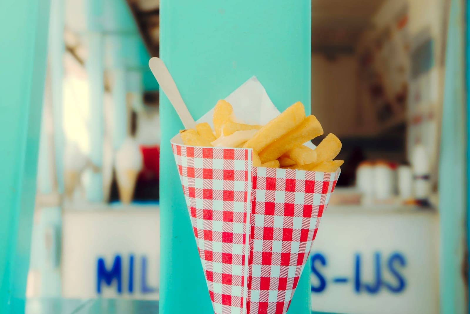 Twee puntzakken friet bij een strandkiosk