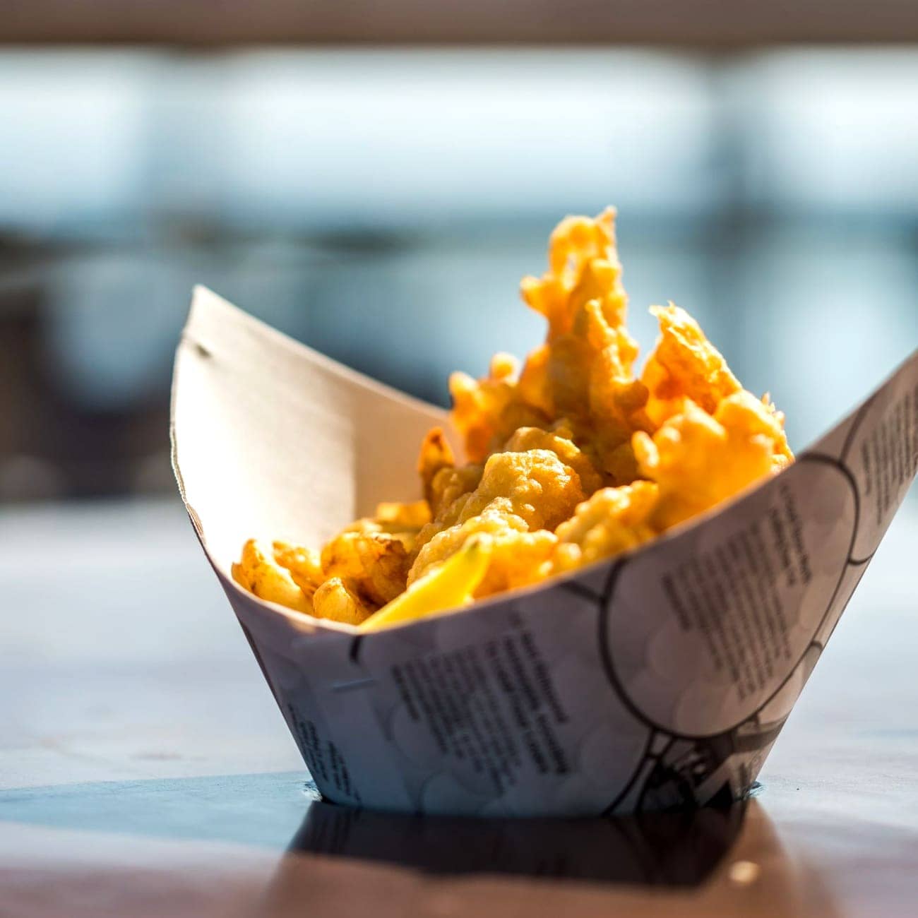 Friet in een papieren bakje
