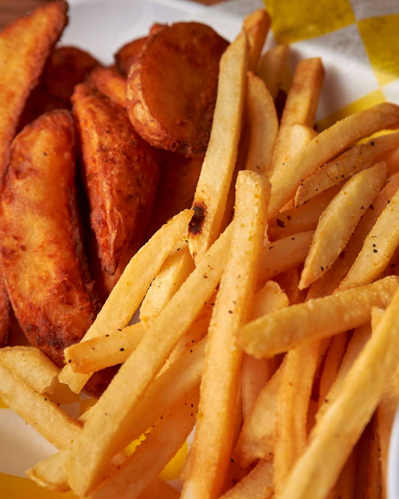 Een gerecht met friet en een frituursnack