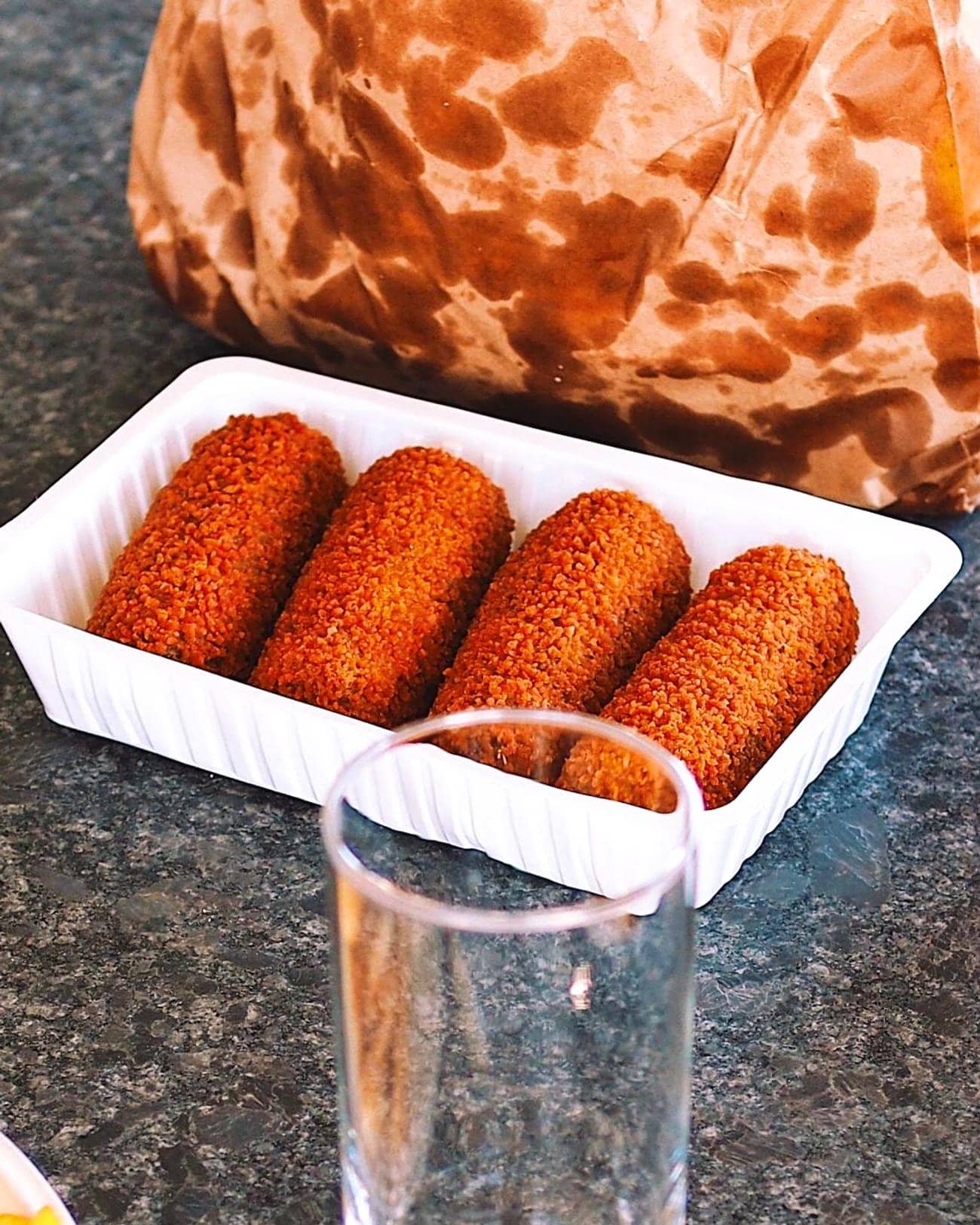 Klassieke frituursnacks in een bakje op de toonbank