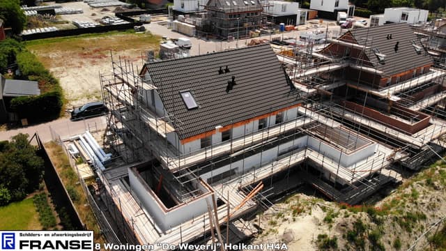 Nieuwbouwwoningen in de steigers, gezien vanuit de lucht. Op de foto staat het onderschrift 8 Woningen De Weverij Heikant H4A.