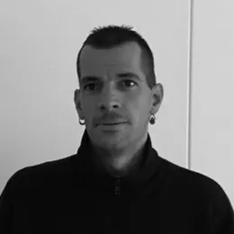 Portret van William Meulmeester in zwart-wit, in een donker werkshirt.