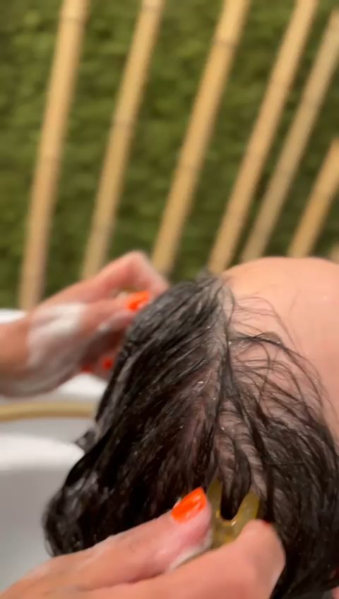 Schuim op de kruin tijdens de behandeling, van bovenaf gezien.