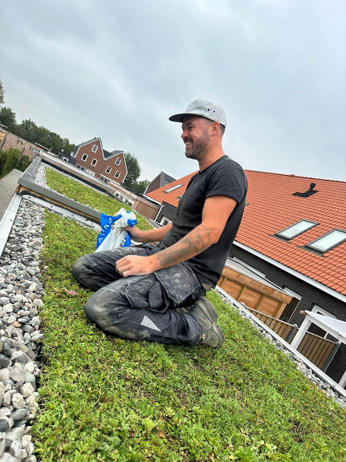 Roy van TUUN Tuinaanleg aan het werk op een groen sedumdak