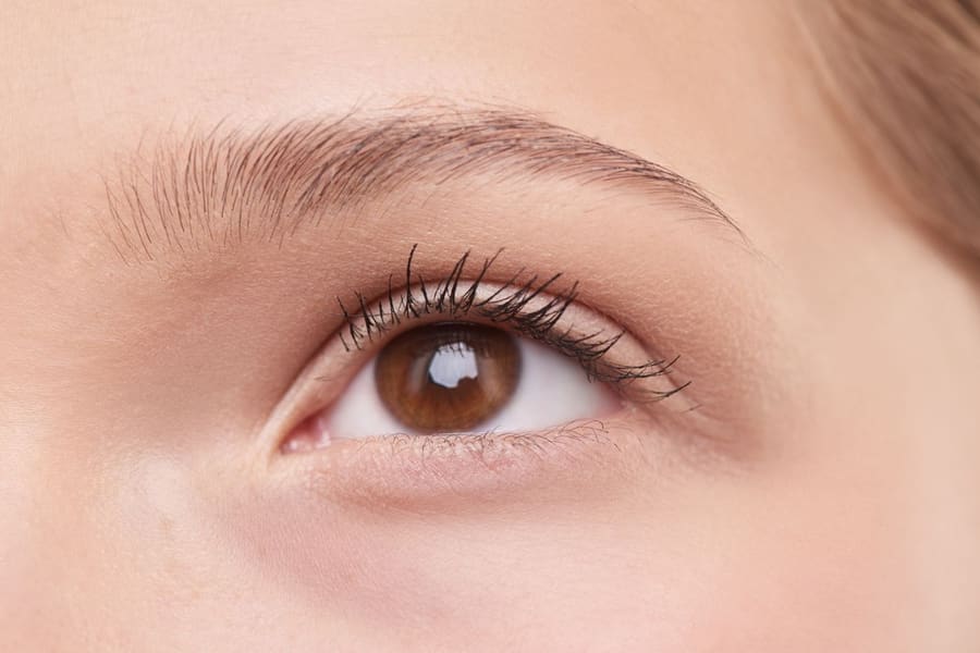 Close-up van een wenkbrauw en oog.