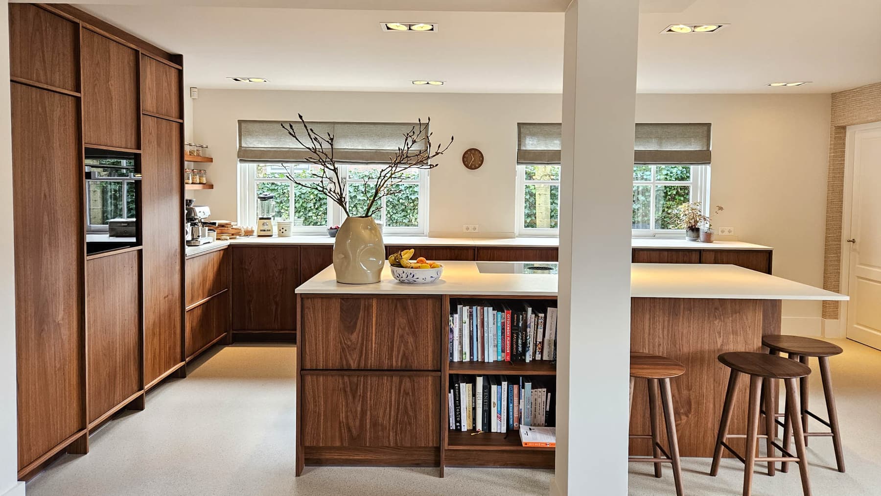 Kookeiland van notenhout met een open boekenkast