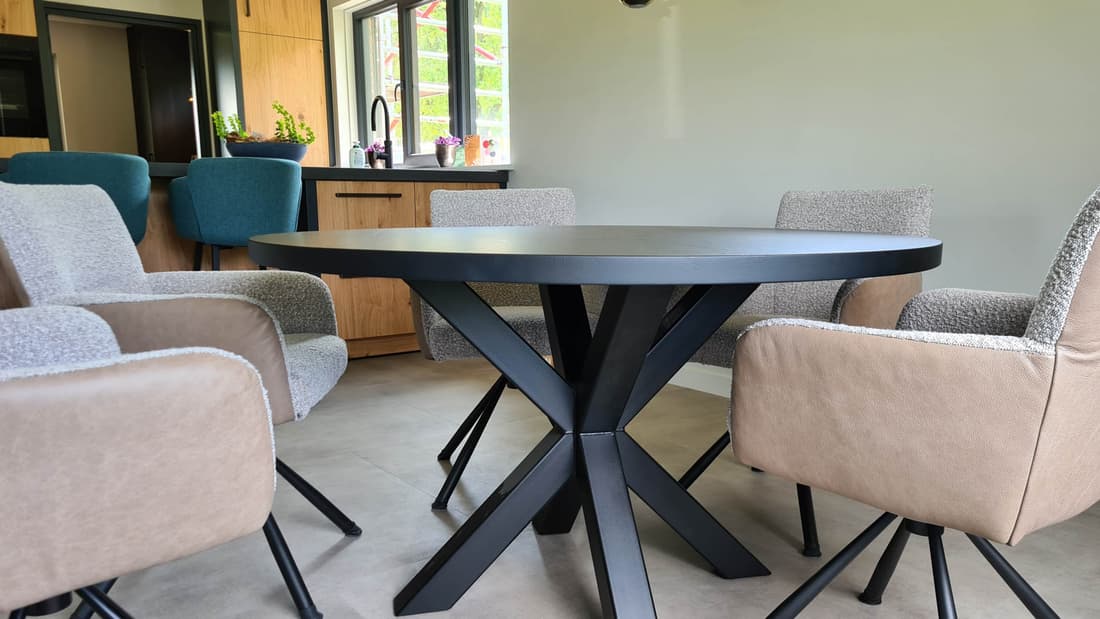 Ronde eettafel op maat met een zwart onderstel