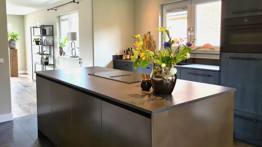 Donker kookeiland met bronzen accenten