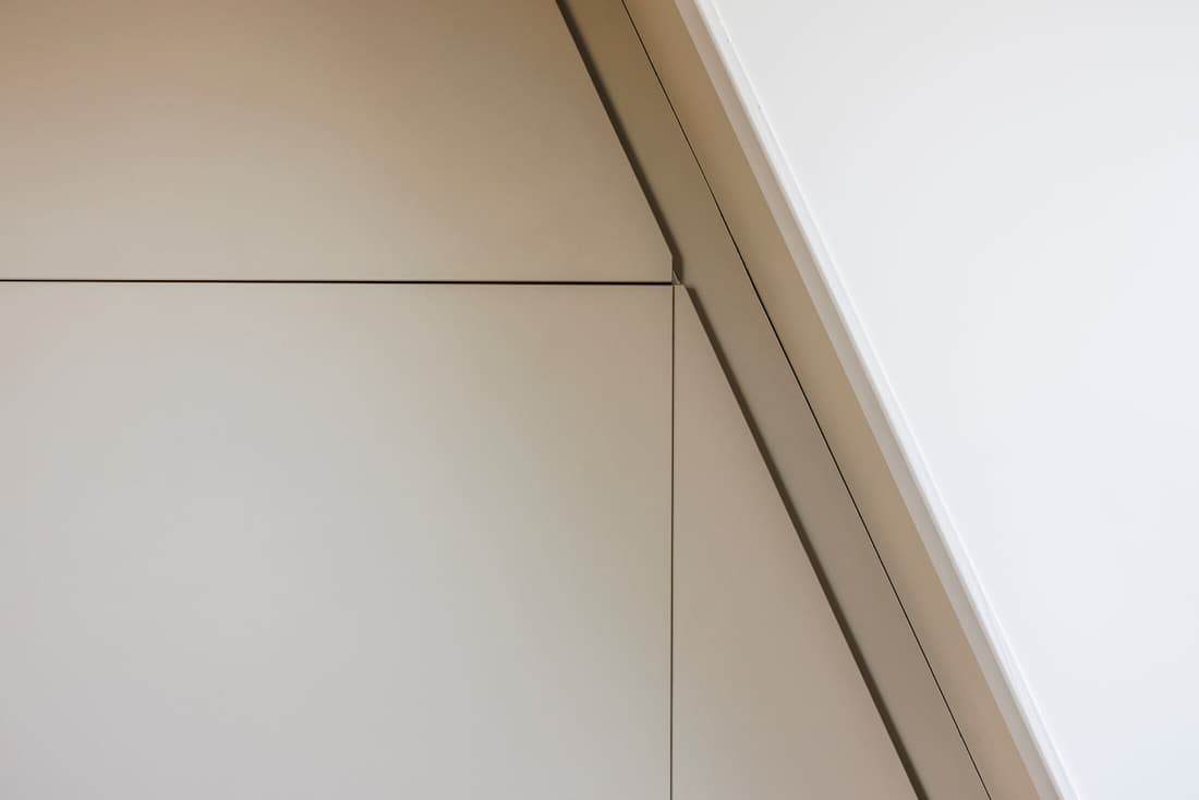 Inbouwkast op maat onder een schuin dak