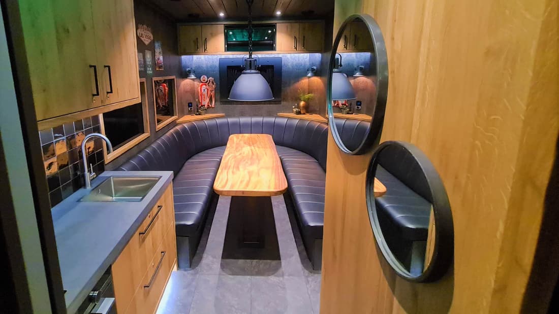 Ingebouwde living in een Scania truck met zithoek en tafel