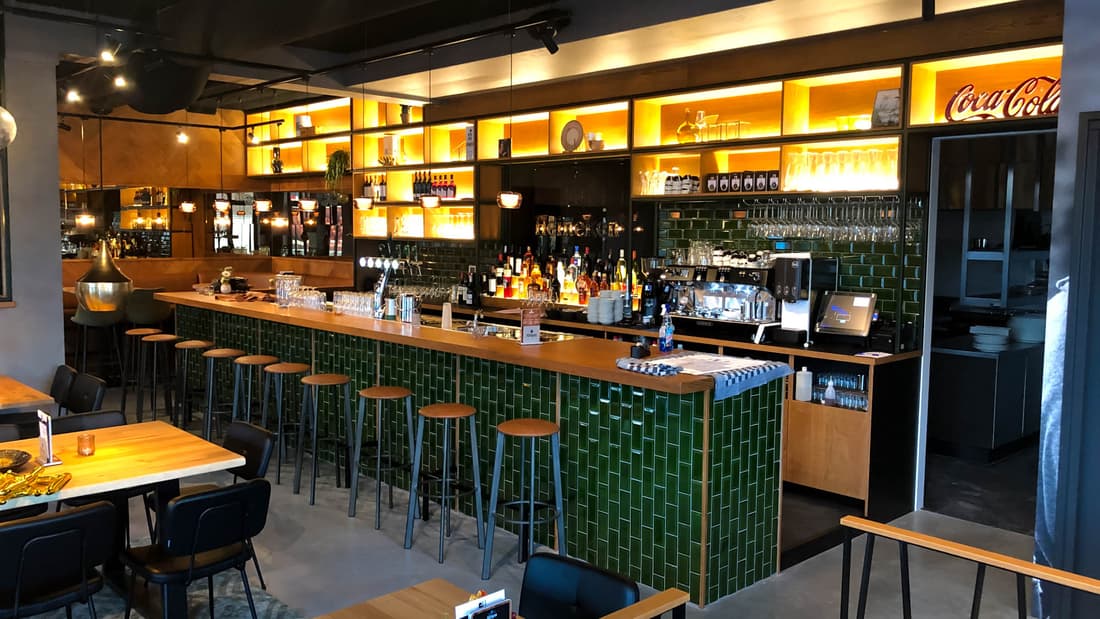 Bar van Grand Café Wijntje in Voorthuizen met groene tegels