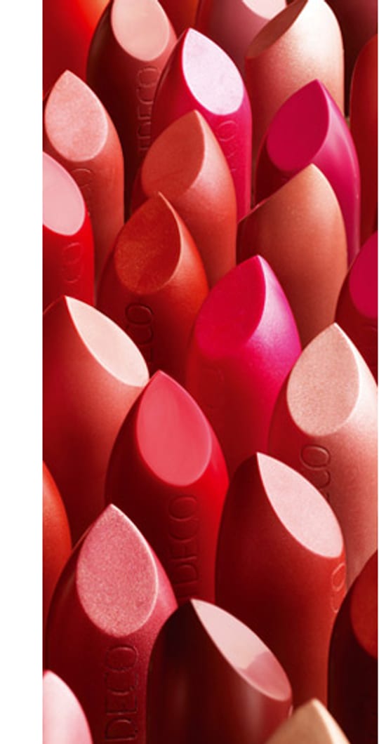 Lippenstiften in verschillende kleuren uit de make-upcollectie