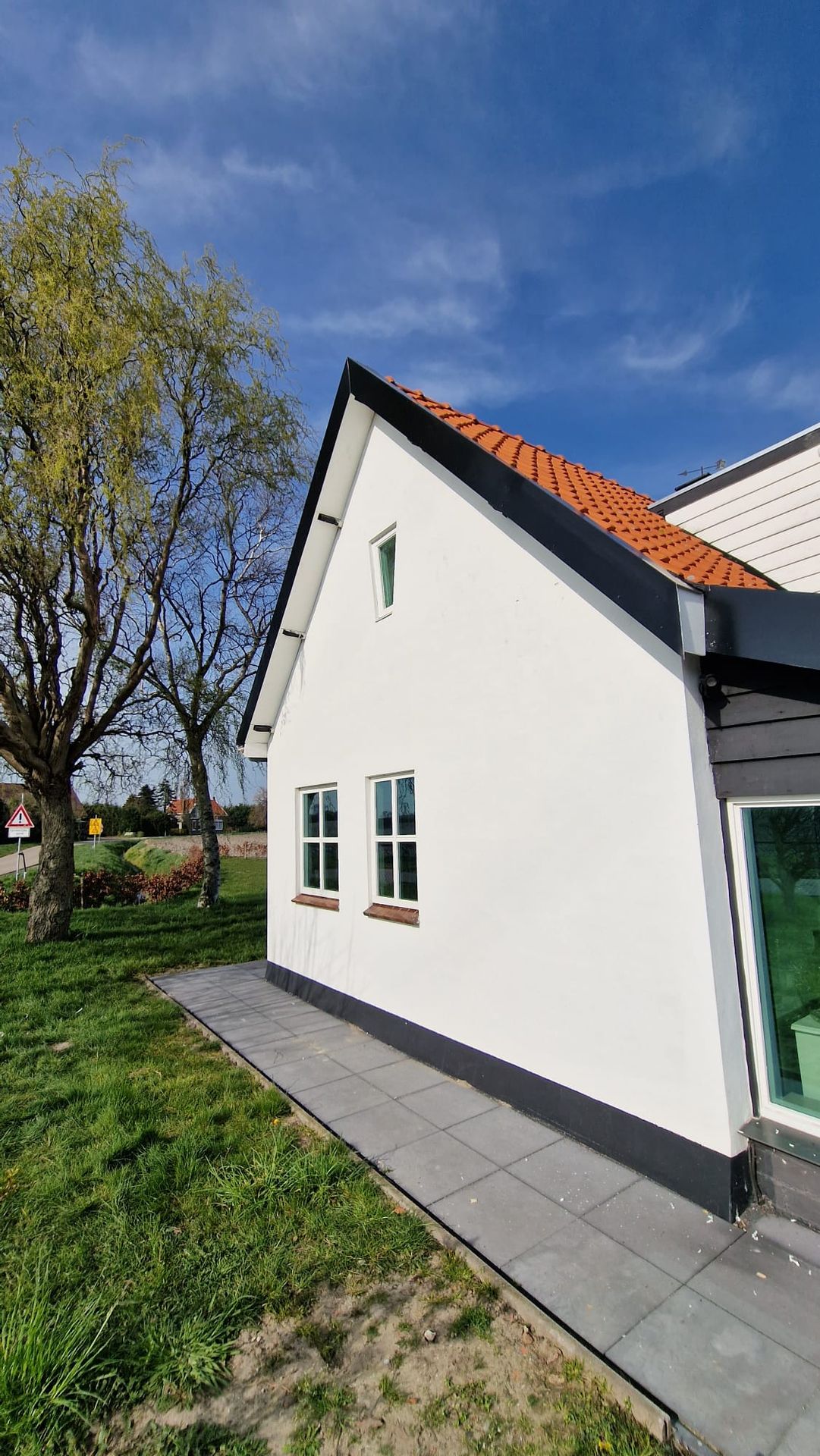 Zicht op het dakvlak in aanbouw met dakpannen