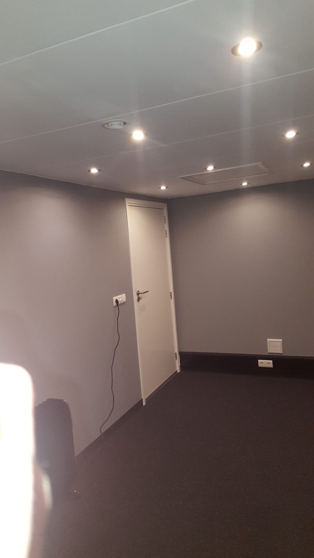 Interieur van de muziekstudio met wandafwerking en spots