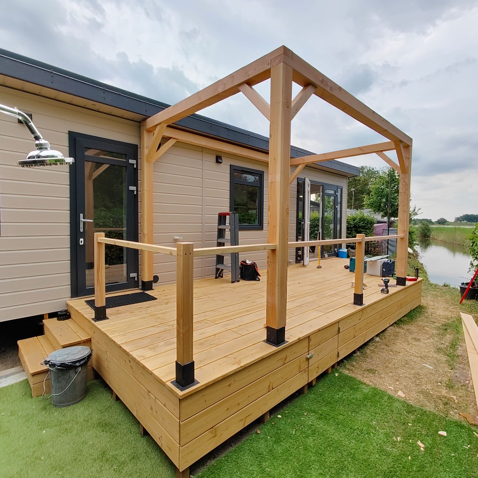 Houten terras in aanbouw, gebouwd door J & J Timmerwerken