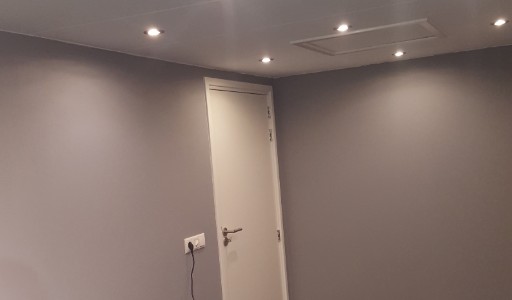Afgewerkte muziekstudio met plafondspots