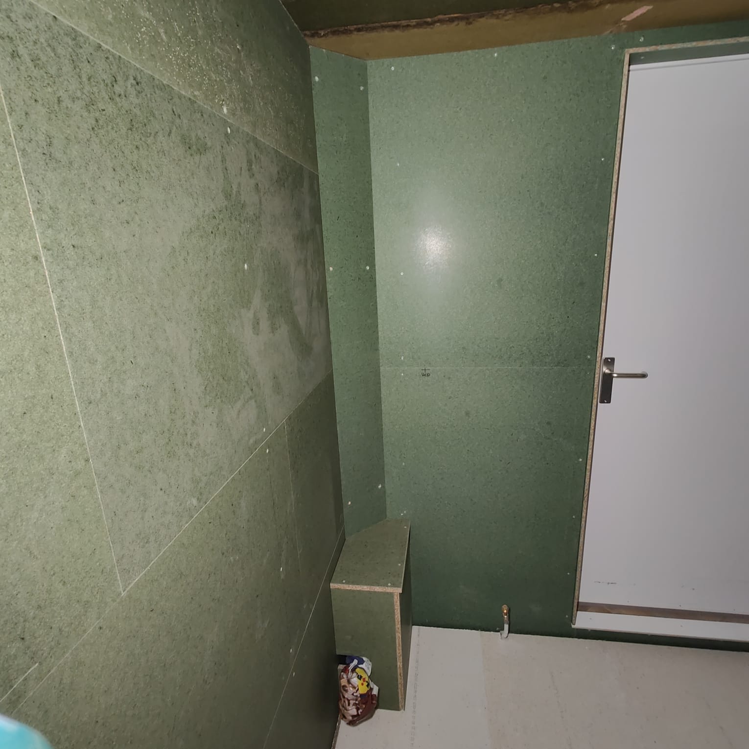 Berging in aanbouw met bedrading en aansluitpunt