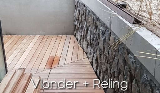 Houten vlonder met natuurstenen reling