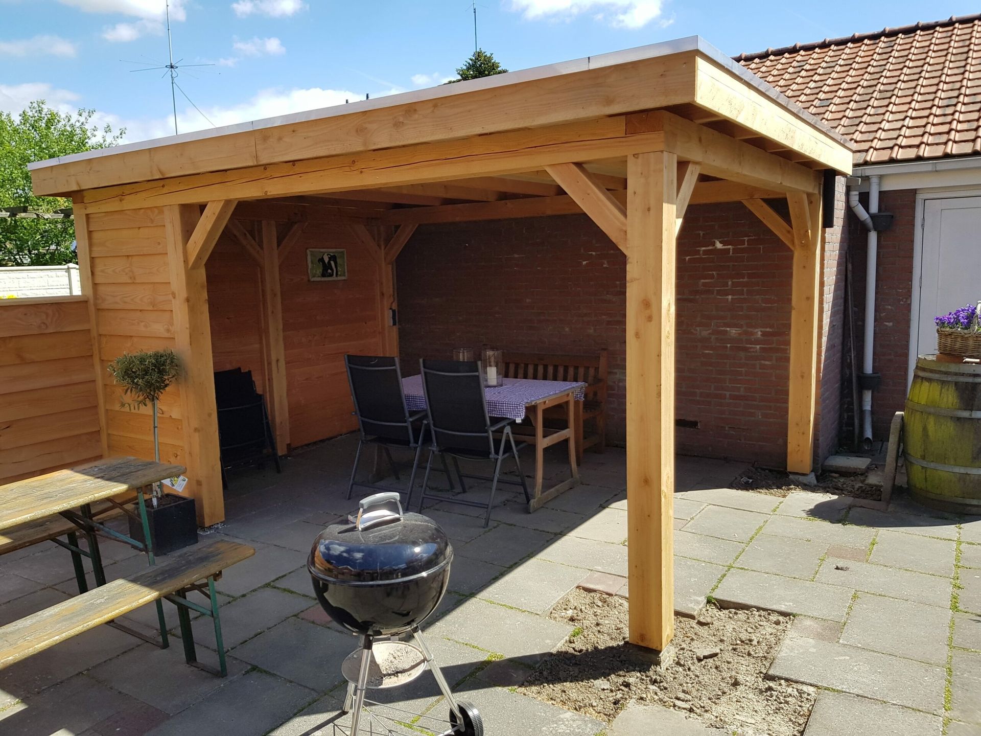 Houten veranda tegen de woning aangebouwd