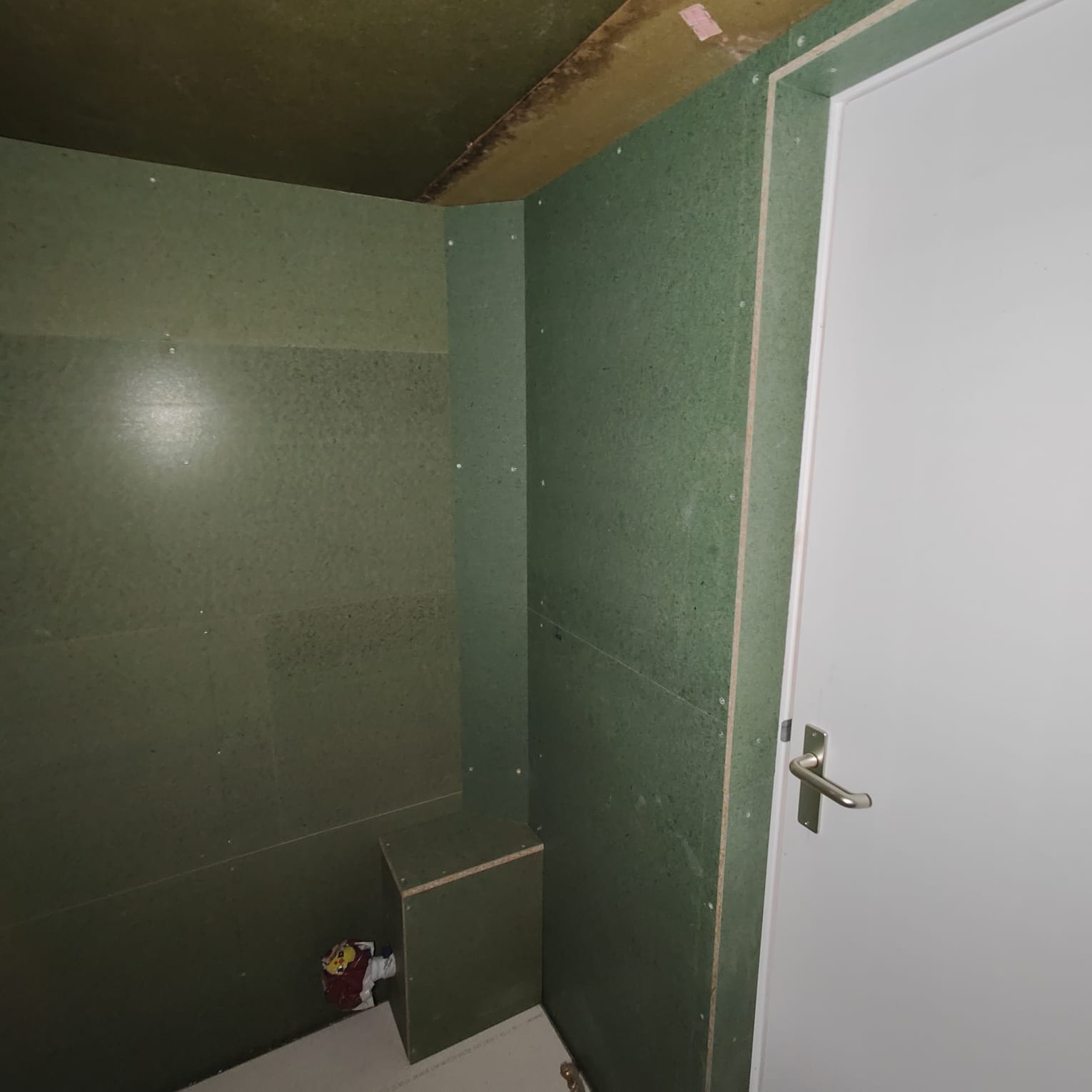 Berging met deurkozijn in aanbouw