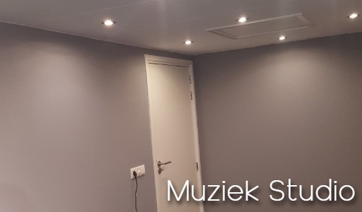 Akoestisch afgewerkte muziekstudio met inbouwspots