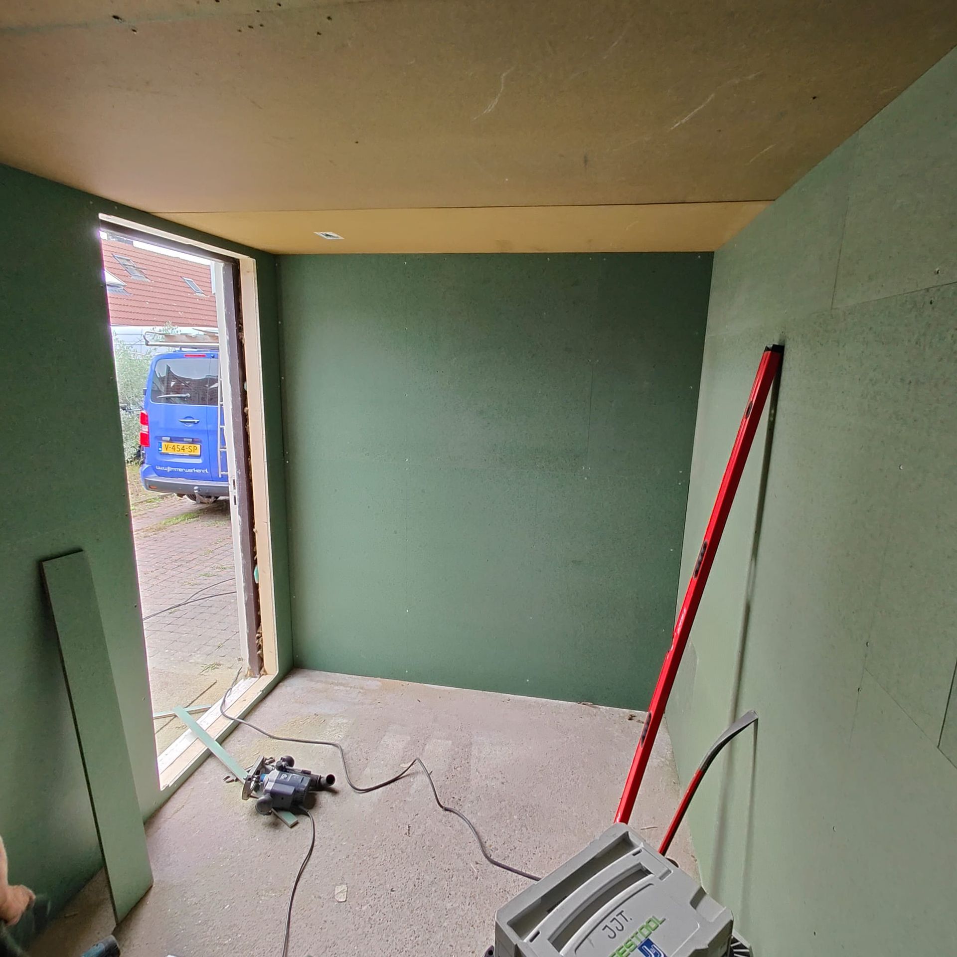 Berging in aanbouw met houten frame